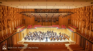 Robiąca wrażenie architektura akustyczna w Pingtung County Performing Arts Hall.