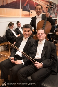 Główny basista Juraj Kukan (po prawej) i basista Wei Liu już wkrótce dołączą do swoich instrumentów, zaś James Zheng radośnie dzierży swoją wiolonczelę.