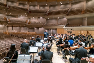 Dyrygent Milan Nachev prowadzi próbę w Roy Thompson Hall.