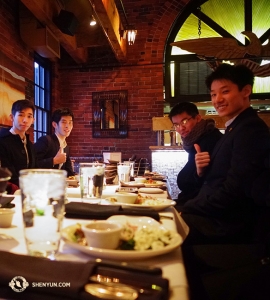 Tymczasem Shen Yun World Company odwiedza Boston. Między występami tancerze (od lewej) Joe Huang, Rui Suzuki, Chad Chen i Rubi Cho smakują przepysznego sylwestrowego poczęstunku w bostońskiej restauracji przybrzeżnej Chart House. (fot. Leo Lee)
