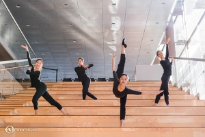 Główne tancerki (od lewej) Michelle Lian, Hsiao-Hung Lin, Angelia Wang i Evangeline Zhu pozują z gracją na schodach teatru w Toronto.