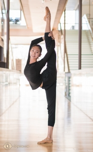 Perfekcyjnie prosta Michelle Lian rozciąga się w korytarzu Four Seasons Centre. Michelle jest główną tancerką w Shen Yun New York Company.