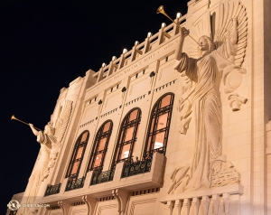 W tym czasie Shen Yun World Company odwiedzało Fort Worth w Teksasie, aby trzykrotnie wystąpić przed pełnymi salami. Bass Performance Hall upodobniony do klasycznych europejskich oper ma dwie piękne rzeźby aniołów, wysokie na 14,5 m, które zdobią fasadę budynku. (fot. wiolonczelistka Danielle Wang)