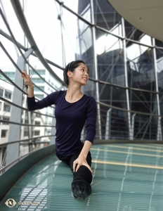 Linjie Huang wykorzystuje poręcze jako asekurację w trakcie ćwiczenia szpagatu w Sydney Lyric Theatre. The International Company był w mieście na siedem występów od 7–11 lutego. (fot. kinooperatorka Annie Li)  