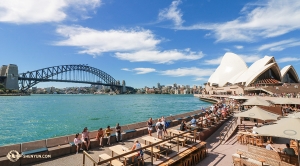 Błyszcząca woda wypływa spod Sydney Harbour Bridge. (Photo by dancer Andrew Fung)