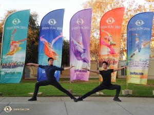 Tancerze Danny Li i Henry Hong (po prawej) pozują na tle pięciu kolorowych banerów Shen Yun w Escondido. Obecnie ten zespół jest w Londynie, gdzie wystąpi 14 razy przed wysprzedanymi salami! (fot. tancerz Tony Zhao)