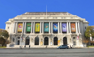 War Memorial Opera House była wybornym miejscem dla Shen Yun International Company w San Francisco. W tym roku dali tam osiem wyprzedanych występów. Które zdjęcie bardziej się wam podoba się, to zrobione w dzień czy w nocy?