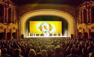 Na zdjęciu widzimy hiszpański barokowy styl architektoniczny w Orpheum Theatre w Phoenix w Arizonie. Pośród tych zawiłych fresków i kolumn Shen Yun Touring Company miało tam osiem występów.