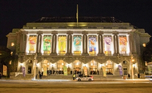War Memorial Opera House była wybornym miejscem dla Shen Yun International Company w San Francisco. W tym roku dali tam osiem wyprzedanych występów. Które zdjęcie bardziej się wam podoba się, to zrobione w dzień czy w nocy?