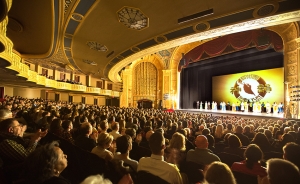 Zespół Shen Yun North America Company wystąpił w lutym w rozbudowanym Detroit Opera House w Michigan. Ze względu na duże zapotrzebowanie został dodany jeden dodatkowy występ w prawie 100-letnim teatrze w Grand Circus Park Historic District w Detroit.