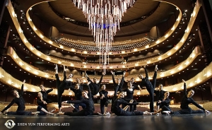 Zespół Shen Yun World Company pozuje w Operze Winspear w Dallas w Teksasie. Budynek został zaprojektowany jako współczesna wersja tradycyjnej opery. W tle widać podwieszany olbrzymi żyrandol, który można chować.