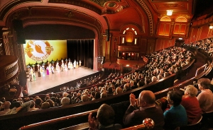 Pomimo gruntownej renowacji teatr nadal ma swoją oprawę świetlną z lat dwudziestych XX wieku i zdobienia w stylu art deco.