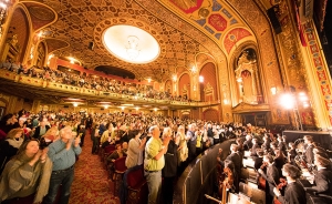 W tym roku mieliśmy dwa wyprzedane występy na Rhode Island. Shen Yun zaszczycił swą obecnością scenę Providence Performing Arts Center mieszczącego na widowni 3000 miejsc, dodatkowo znajduje się w krajowym rejestrze miejsc o znaczeniu historycznym. W roku 1998 wystrój wnętrza teatru został przywrócony do jego wspaniałego wyglądu z okresu świetności z 1928 roku.