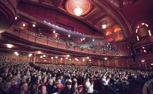 Pomimo gruntownej renowacji teatr nadal ma swoją oprawę świetlną z lat dwudziestych XX wieku i zdobienia w stylu art deco.