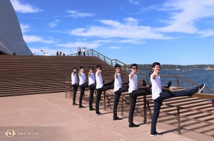 Wracamy do słonecznej Aurstrali! Tancerze z Shen Yun International Company stoją w rzędzie przed Sydney Opera House. Są ciekawi czy macie już swoje bilety na występ Shen Yun. (fot. tancerz Nick Zhao)
