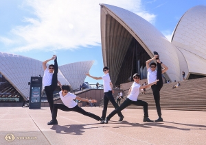 Tancerze pozują przed rzędem przypominających muszle dachów Sydney Opera House. Budynek ten wznoszono przez 14 lat! (fot. tancerz Nick Zhao)