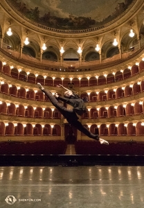 Tymczasem główna tancerka Angelia Wang przefruwa nad sceną w  Teatro dell'Opera di Roma, rozpoczynając występy we Włoszech. (fot. perkusistka Tiffany Yu)