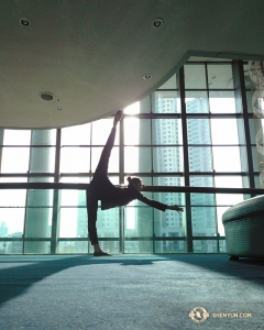 Po zwiedzaniu tancerka Olivia Chang rozciąga się za kulisami przed pierwszym występem w Ulsan Culture Art Center in South Korea. (Kexin Li) 