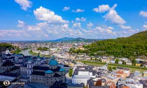 Z twierdzy w Salzburgu można zobaczyć duży obszar miasta i rozległy krajobraz. (tancerz Felix Sun)