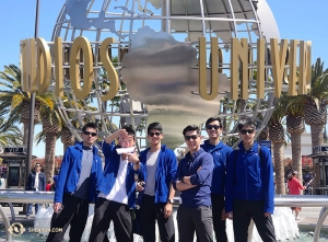 Wizyta w Kalifornii nie byłaby kompletna bez wizyty w Universal Studios. Tancerz Chad Chen (od lewej), Ben Chen, Leo Lee, przewodnik po LA Sam Pu, tancerz Jun Liang i Daniel Sun odwiedzają słynny park tematyczny LA w dzień wolny od występów w Microsoft Theater. (kierownik produkcji Gregory Xu)