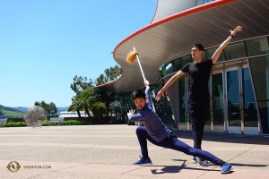 Tancerze Leo Yin i Bill Xiong stają się bohaterami przed jednym z dwóch koncertów w San Luis Obispo. (Jeff Chuang)