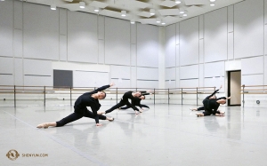 Dziewczyny z zespołu, mając do dyspozycji w teatrze studio tańca, korzystają z okazji do wspólnych ćwiczeń. (Rachael Bastick)