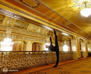 Tancerz Joe Huang pozuje w holu Benedum Center for Performing Arts w Pittsburghu w Pensylwanii.