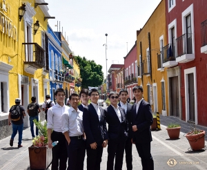 Tancerze z Shen Yun Touring Company wspólnie poznają ulice Starego Miasta w Puebla. (Edwin Fu)
