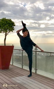 Tancerz Edwin Fu patrzy na Puebla w Meksyku. (Rachel Bastick)