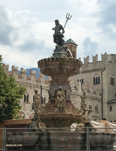 Na środku Piazza del Duomo we Włoszech stoi Fontanna Neptuna. Rzymski bóg morza ze swym trójzębem czuwa nad tętniącym życiem głównym placem w Trento.