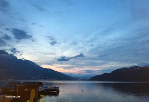 Lago di Caldonazzo, największe jezioro w regionie Trentino-Alto Adige we Włoszech, szczególnie zachwyca o zmroku.