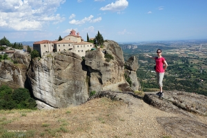 Prawie 12 500 kilometrów dalej w Meteorach, w Greece, tancerka Daniella Wollensak pozuje na tle klasztoru św. Stefana. Teraz do klasztoru można dostać się idąc po małym moście, jego umiejscowienie na szczycie góry sprawia, że wydaje się być zawieszony w powietrzu. 