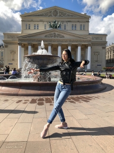 Teatr Bolszoj ma scenę baletową, ale dziś chiński taniec klasyczny prezentuje się u jego drzwi.