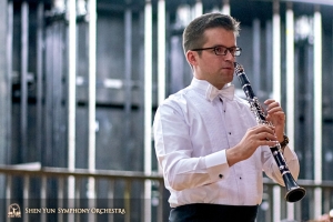Tymczasem główny klarniecista Yevgeniy Reznik nadal ćwiczy za kulisami.