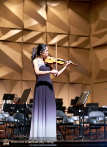 Już ubrana do występu skrzypaczka solistka Fiona Zheng wykorzystuje ostatnią okazję by poćwiczyć na scenie.