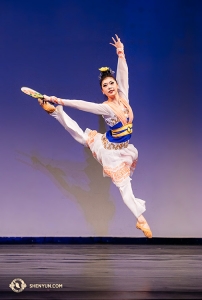 Czarujący występ zdobywczyni złotem nagrody, Jane Chen w tańcu zatytułowanym <em>Sceneria z Jiangnan</em>.  Jane Chen perfekcyjnie wykonuje szpagat boczny.