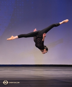 Aaron Huynh w tańcu dowolnym zatytułowanym <em>Lojalność z oddaniem</em>.
