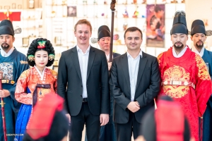 Główny fagocista Aleksander Velichko (po lewej) i puzonista basowy Pavlo Baishev pozują z Koreańczykami ubranymi w tradycyjne stroje monarchów.
