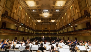 Wspaniałość Boston Symphony Hall uchwycona podczas próby z sopranistką Haolan Geng.