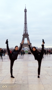 Tancerki Kexin Li (L) i Olivia Zhang podwyższają wieżę Eiffla (Tiffany Yu)
