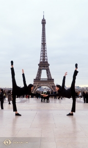 Cieszymy się, że jesteśmy w Paryżu! 130-letnia wieża Eiffla została otoczona przez tancerki Olivię Zhang (L) i Elsie Shi (P) (perkusistka Tiffany Yu)