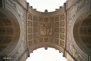 Kinooperatorka Annie Li przechadza się pod Arc de Triomphe du Carrousel aby przyjrzeć się&nbsp;z bliska i sfotografować płaskorzeźby, kt&oacute;rymi można cieszyć oczu tylko gdy patrzy się na nie od dołu.