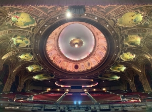 Na wschodnim wybrzeżu przed pierwszym występem w Bostonie gł&oacute;wna tancerka Angelia Wang zrobiła zdjęcie czarującym freskom na suficie Boch Center's Wang Theatre.