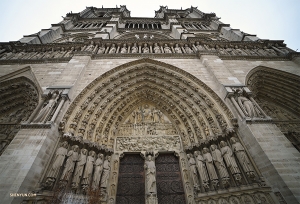Dokładnie tak, do Francji! Podr&oacute;ż do Paryża nie liczyłaby się&nbsp;bez wizyty w katedrze Notre-Dame. Na zdjęciu piękna zachodnia ściana. (Annie Li)