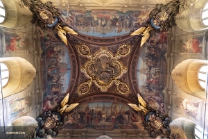 Intrygujący ręcznie malowany sufit w Wielkiej Galerii w Luwrze. (Andrew Fung)