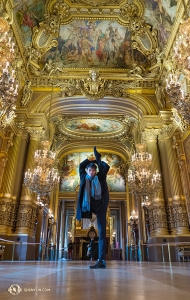 Zwiedzając  Palais Garnier, gł&oacute;wny tancerz Monty Mou pozuje w wielkim foyer. (Andrew Fung)