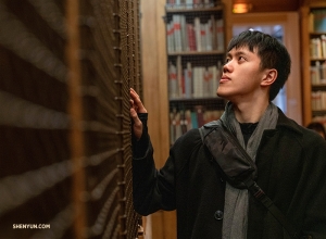 Monty Mou przegląda p&oacute;łki pełne książek w bibliotece Palais Garnier. (Andrew Fung)