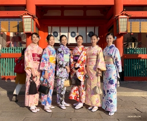 Wielkie umysły myślą w podobny spos&oacute;b! Tancerki ubrały się w dwa rodzaje stroj&oacute;w kimono i ustawiły do zdjęcia grupowego. (Lily Wang)