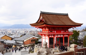 Przyglądając się świątyni Kiyomizu. (Jun Liang)