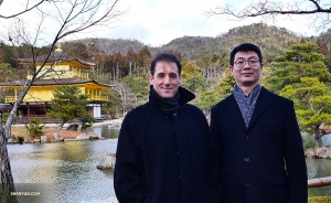 Konferansjer Leeshai Lemish i kierownik sceny Gregory Xu r&oacute;wnież cieszą się z wizyty w Kinkaku-ji.